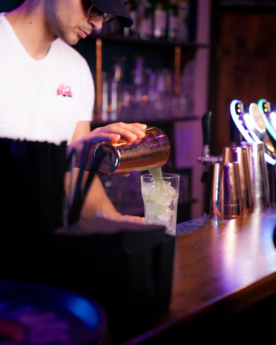 Il bartender al lavoro da Arte Pub