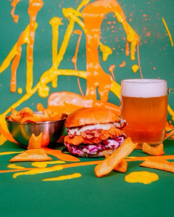 Burger, patatine e birra tra i colori di Arte Pub